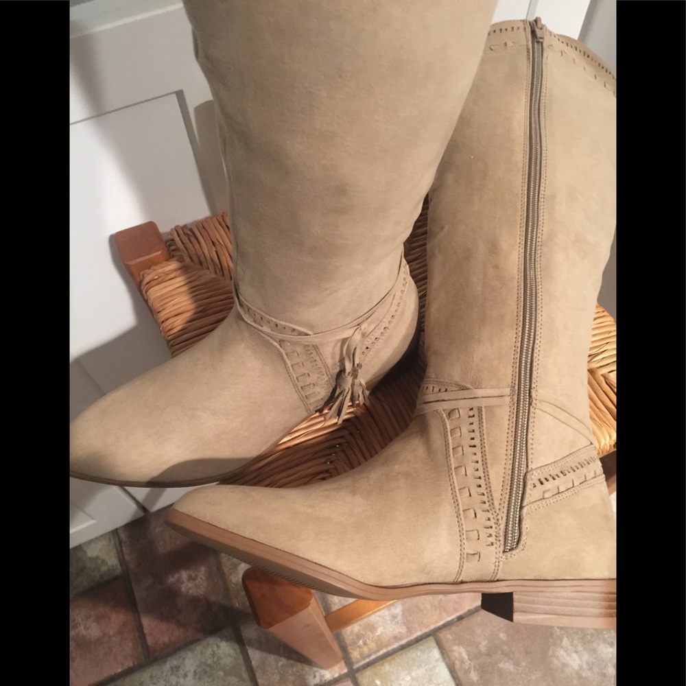 COWBOY BOOTS W/ FRIDGE DETAIL